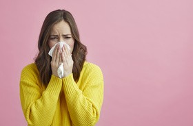Katar sienny – jak się objawia i jakie są sposoby na alergiczny nieżyt nosa?