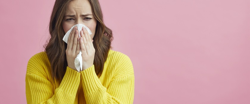 Katar sienny – jak się objawia i jakie są sposoby na alergiczny nieżyt nosa?