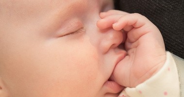 Ssanie kciuka u dziecka