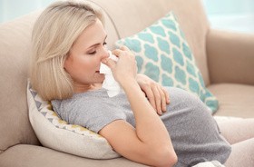 Ból gardła, kaszel i katar w ciąży? Sposoby na przeziębienie