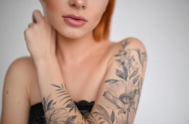 Tatuaż na ciele młodej kobiety