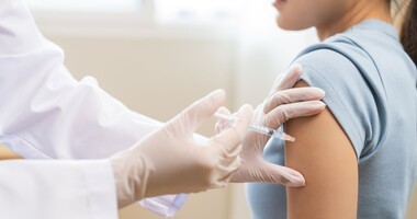 szczepienie na HPV, szczepionka na HPV, szczepienie przeciw HPV, młoda kobieta przyjmuje szczepionkę na HPV