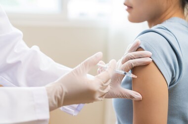 szczepienie na HPV, szczepionka na HPV, szczepienie przeciw HPV, młoda kobieta przyjmuje szczepionkę na HPV