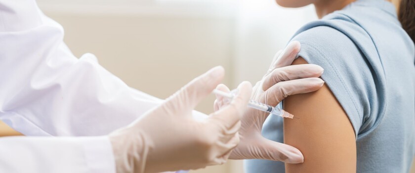 szczepienie na HPV, szczepionka na HPV, szczepienie przeciw HPV, młoda kobieta przyjmuje szczepionkę na HPV