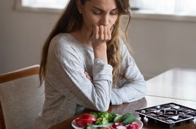 kobieta w depresji, dieta przy depresji, dieta na depresję, dieta dla osoby z depresją, żywienie w depresji