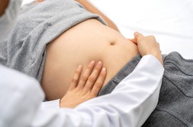 medyk bada brzuch pacjenta, dur brzuszny, objawy duru brzusznego, tyfus, objawy tyfusu