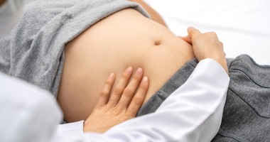 medyk bada brzuch pacjenta, dur brzuszny, objawy duru brzusznego, tyfus, objawy tyfusu