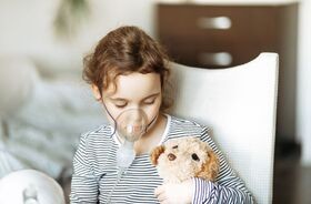 dziewczynka z astmą podczas inhalacji, astma u dzieci, astma dziecięca, astma oskrzelowa u dzieci