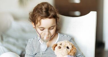 dziewczynka z astmą podczas inhalacji, astma u dzieci, astma dziecięca, astma oskrzelowa u dzieci