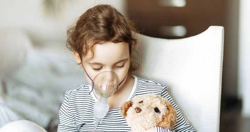 dziewczynka z astmą podczas inhalacji, astma u dzieci, astma dziecięca, astma oskrzelowa u dzieci