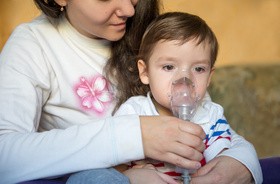 Podgłośniowe zapalenie krtani (krup wirusowy) u niemowląt i dzieci – przyczyny, objawy i leczenie