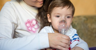 Podgłośniowe zapalenie krtani (krup wirusowy) u niemowląt i dzieci – przyczyny, objawy i leczenie