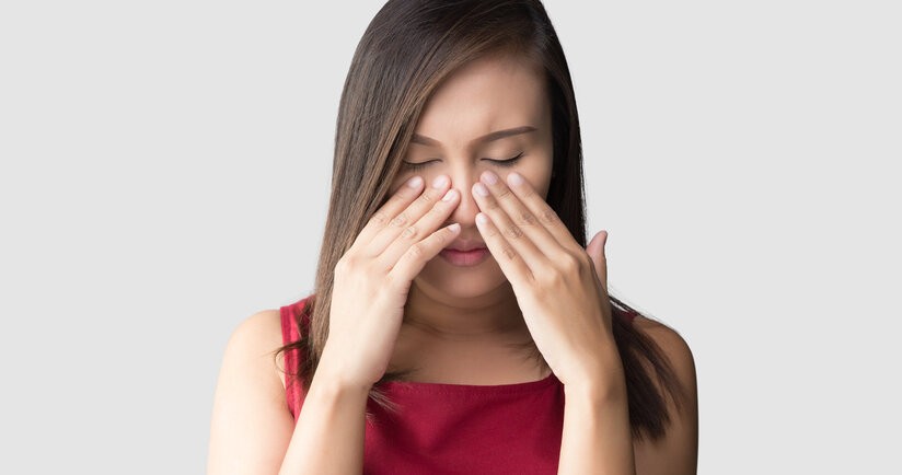 kobieta z zatkanym nosem, zatkany nos bez kataru, uczucie zatkanego nosa, polekowy nieżyt nosa