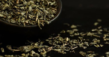Herbata zielona – charakterystyka, właściwości lecznicze, wpływ na organizm. Jak prawidłowo ją parzyć?