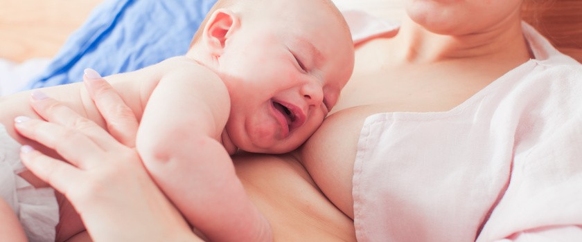 Odruch ssania u noworodka – czym jest i co robić, gdy dziecko nie chce ssać piersi?