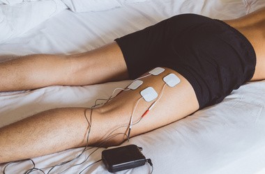 TENS – na czym polega przezskórna elektrostymulacja prądem? Wskazania i przeciwwskazania do stosowania prądów TENS
