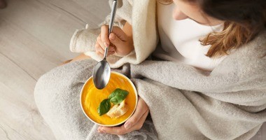 kobieta jedząca zupę
