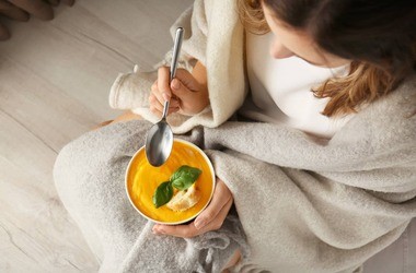 kobieta jedząca zupę