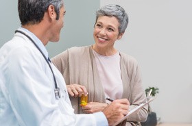 Kobieta z menopazą rozmawia z lekarzem