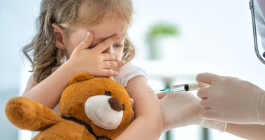 Dziewczynka w trakcie szczepienia