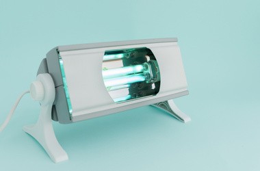 Kompaktowa lampa kwarcowa na jednolitym tle