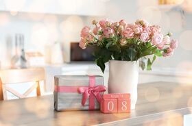 Kwiaty i prezent na Dzień Kobiet, pomysł na prezent na dzień kobiet, co kupić na dzień kobiet, dzień kobiet 2026