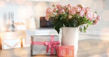 Kwiaty i prezent na Dzień Kobiet, pomysł na prezent na dzień kobiet, co kupić na dzień kobiet, dzień kobiet 2026