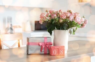Kwiaty i prezent na Dzień Kobiet, pomysł na prezent na dzień kobiet, co kupić na dzień kobiet, dzień kobiet 2026
