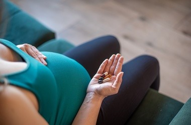 Kobieta w ciąży zażywa leki i suplementy