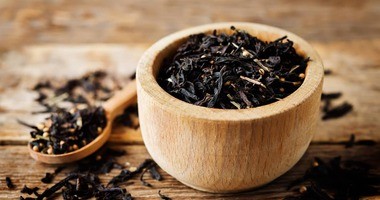 Herbata czarna – charakterystyka, właściwości i działanie. Jak ją zaparzać i przechowywać? Na co pomoże?