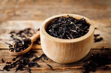 Herbata czarna – charakterystyka, właściwości i działanie. Jak ją zaparzać i przechowywać? Na co pomoże?