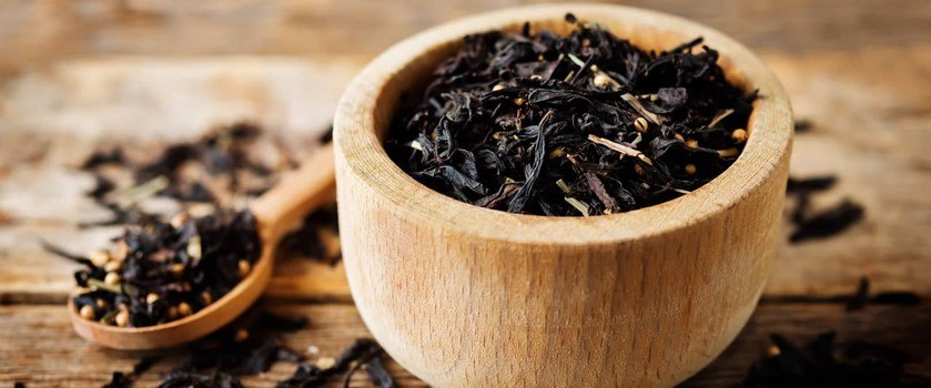 Herbata czarna – charakterystyka, właściwości i działanie. Jak ją zaparzać i przechowywać? Na co pomoże?