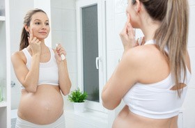 Trądzik w ciąży – jakie kosmetyki można stosować?