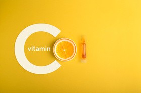 Czy potrzebujemy więcej witaminy C, niż zakładają obowiązujące normy? Co mówią na ten temat naukowcy?