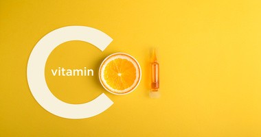Czy potrzebujemy więcej witaminy C, niż zakładają obowiązujące normy? Co mówią na ten temat naukowcy?