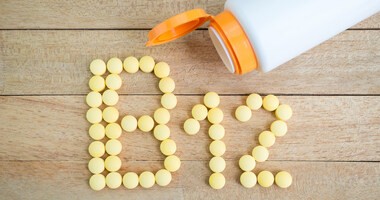 Witamina B12 – czy tylko dieta wegańska  może wpłynąć na jej niedobór? Jak przyjmować kobalaminę, żeby zwiększyć jej przyswajalność?