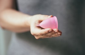 Kubeczek menstruacyjny – jak go używać? Jak dobrać właściwy rozmiar kubka menstruacyjnego?