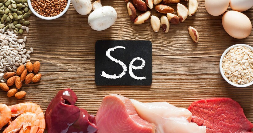 Produklty leżące na stole bogate w selen