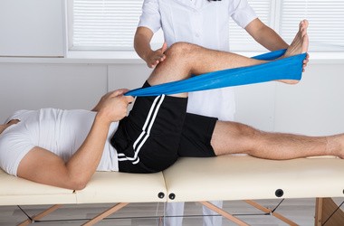 Poizometryczna relaksacja mięśni – na czym polega ta technika fizjoterapeutyczna? Jakie są wskazania do rozciągania mięśni metodą PIR? Przykładowe ćwiczenia