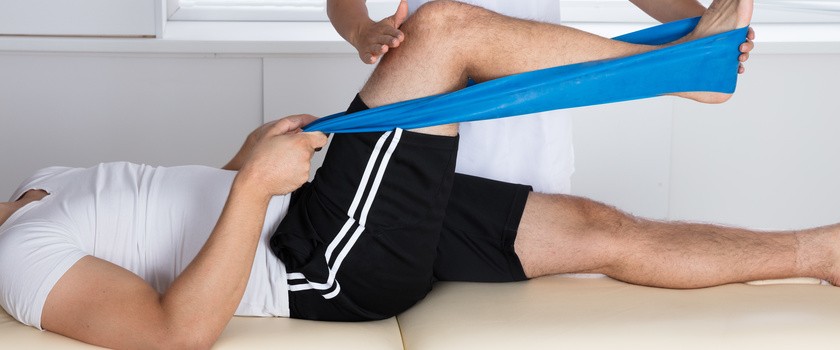 Poizometryczna relaksacja mięśni – na czym polega ta technika fizjoterapeutyczna? Jakie są wskazania do rozciągania mięśni metodą PIR? Przykładowe ćwiczenia
