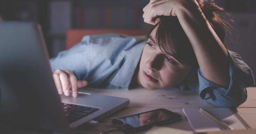 Nieprzespana noc? Jak wyglądać na wypoczętą i wyspaną