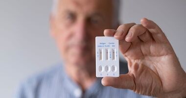mężczyzna z testem combo, test combo, test na grypę, covid, rsv