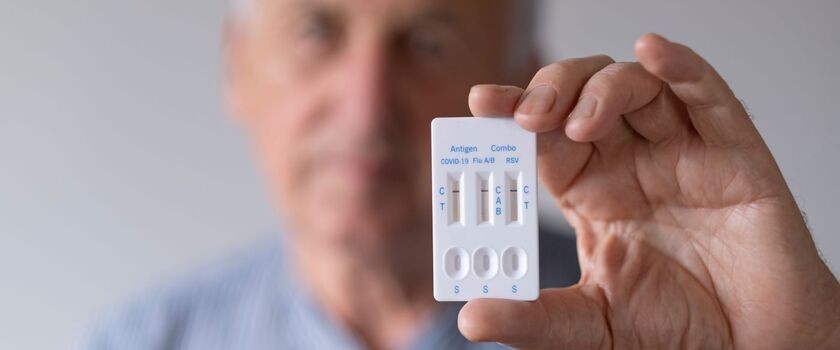 mężczyzna z testem combo, test combo, test na grypę, covid, rsv