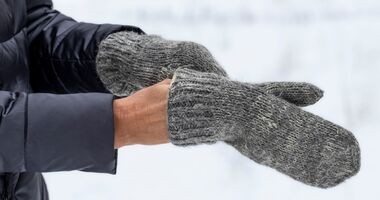 Dłonie w ciepłych rękawiczkach. Zapobieganie odmrożeniom, odmrożenie, objawy odmrożenia. 