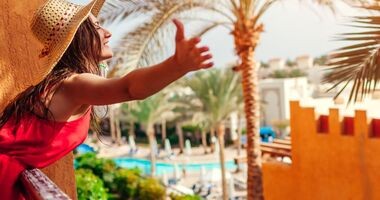 kobieta cieszy się z wakacji w Egipcie, biegunka podróżnych, probiotyki przed podróżą