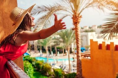 kobieta cieszy się z wakacji w Egipcie, biegunka podróżnych, probiotyki przed podróżą