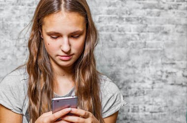 Nastolatka używająca smartfona