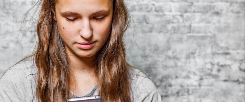 Nastolatka używająca smartfona