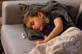 gorączkujące dziecko śpi, gorączka u dzieci, gorączka u niemowląt, co na gorączkę u dziecka, przyczyny gorączki u dzieci