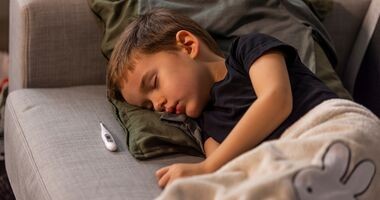 gorączkujące dziecko śpi, gorączka u dzieci, gorączka u niemowląt, co na gorączkę u dziecka, przyczyny gorączki u dzieci